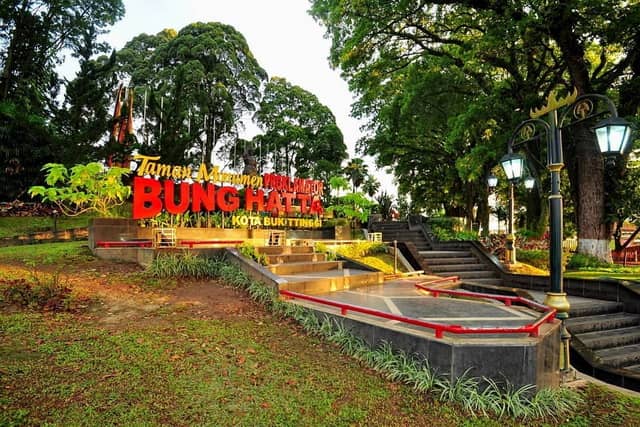 tempat wisata di Bukittinggi taman monumen bung hatta