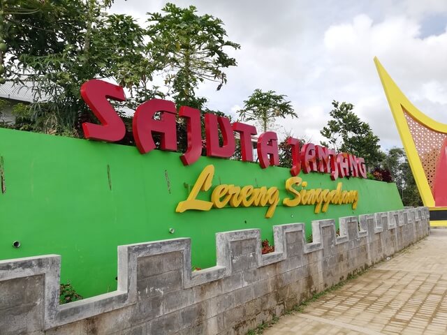 gerbang masuk sajuta janjang singgalang