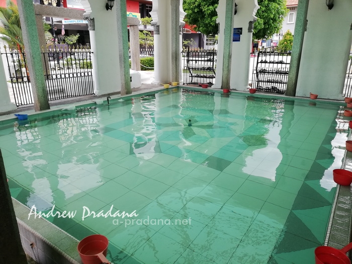 Liburan ke Penang : kolam air wudhu di masjid kapiten keling