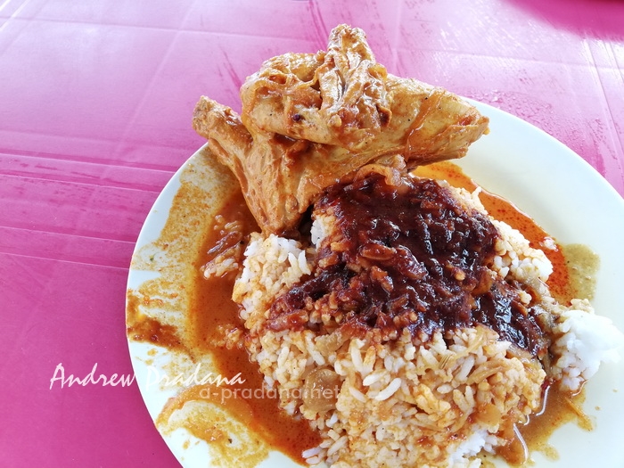 Nasi dengan Ayam Kari plus gulai yang tumpeh tumpeh