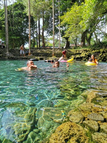 Bersantai Menikmati Pesona Kolam Renang Tirta alami Sumatera Barat