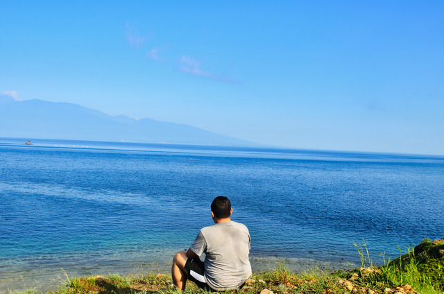 Duduk termenung di bukit di pulau Kenawa