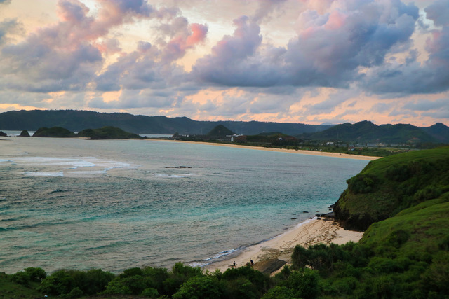 pantai kuta mandalika dari kejauhan