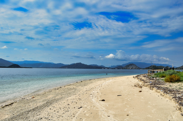 Pasir putih di pulau Kenawa Sumbawa