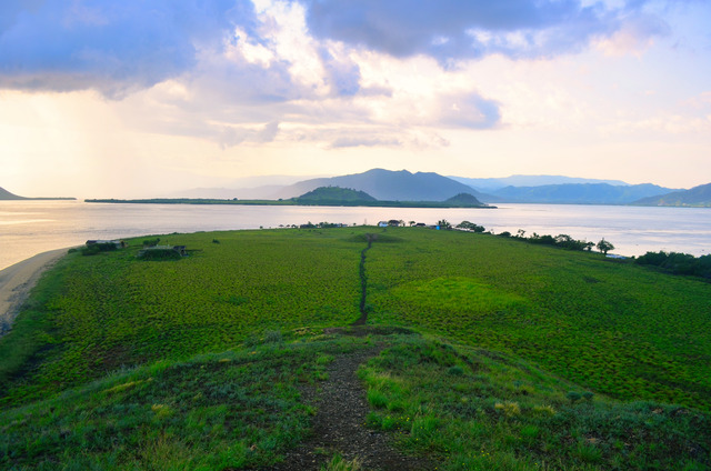 Pemandangan dari atas bukit di pulau Kenawa