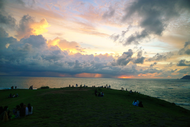 menikmati sunset di bukit merese lombok
