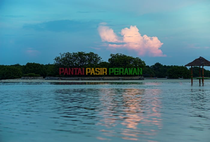 pantai pasir perawan di wisata pulau pari